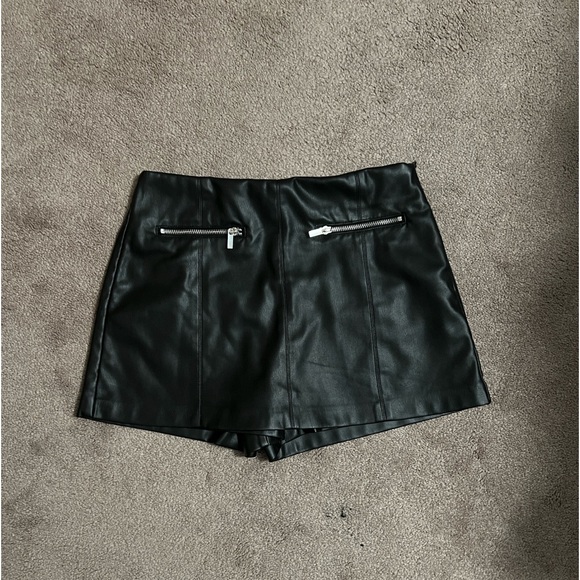 Vegan black leather pleated skirt/shorts skort silver zippers - Picture 5 of 5